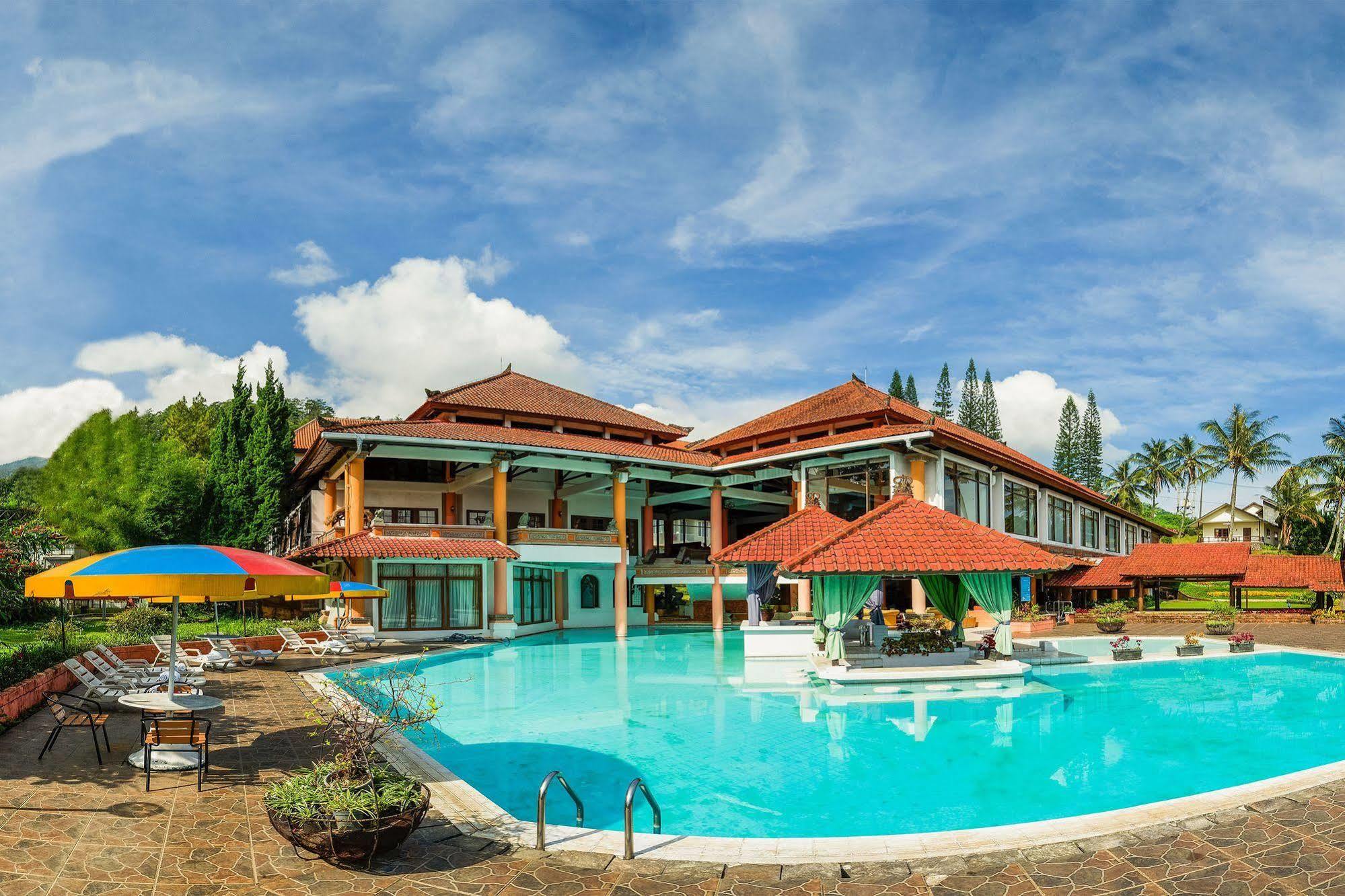 Royal Hotel And Villas Trawas Exterior foto