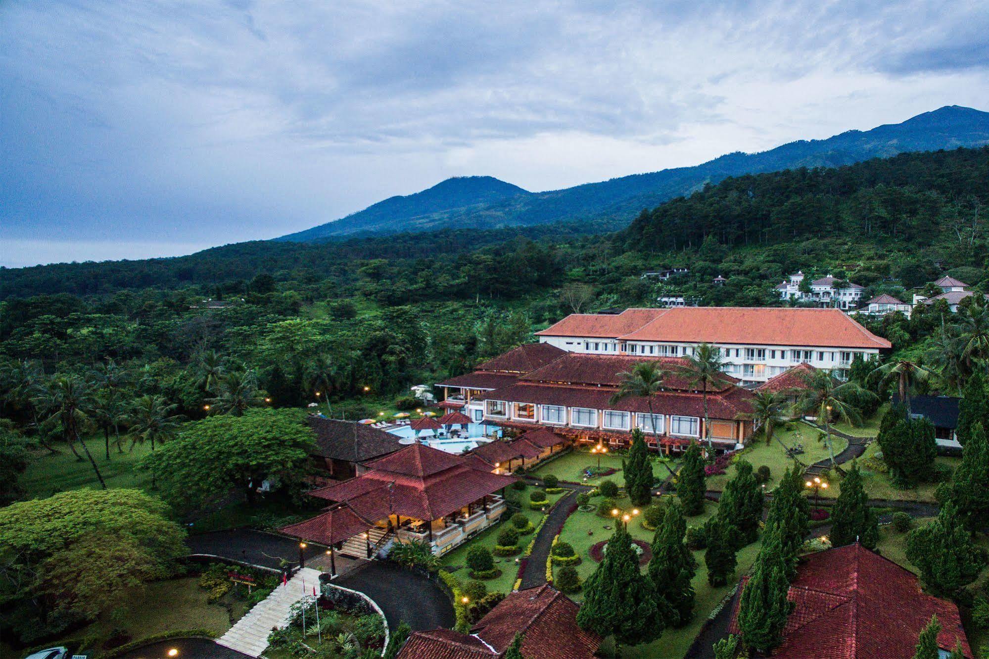 Royal Hotel And Villas Trawas Exterior foto